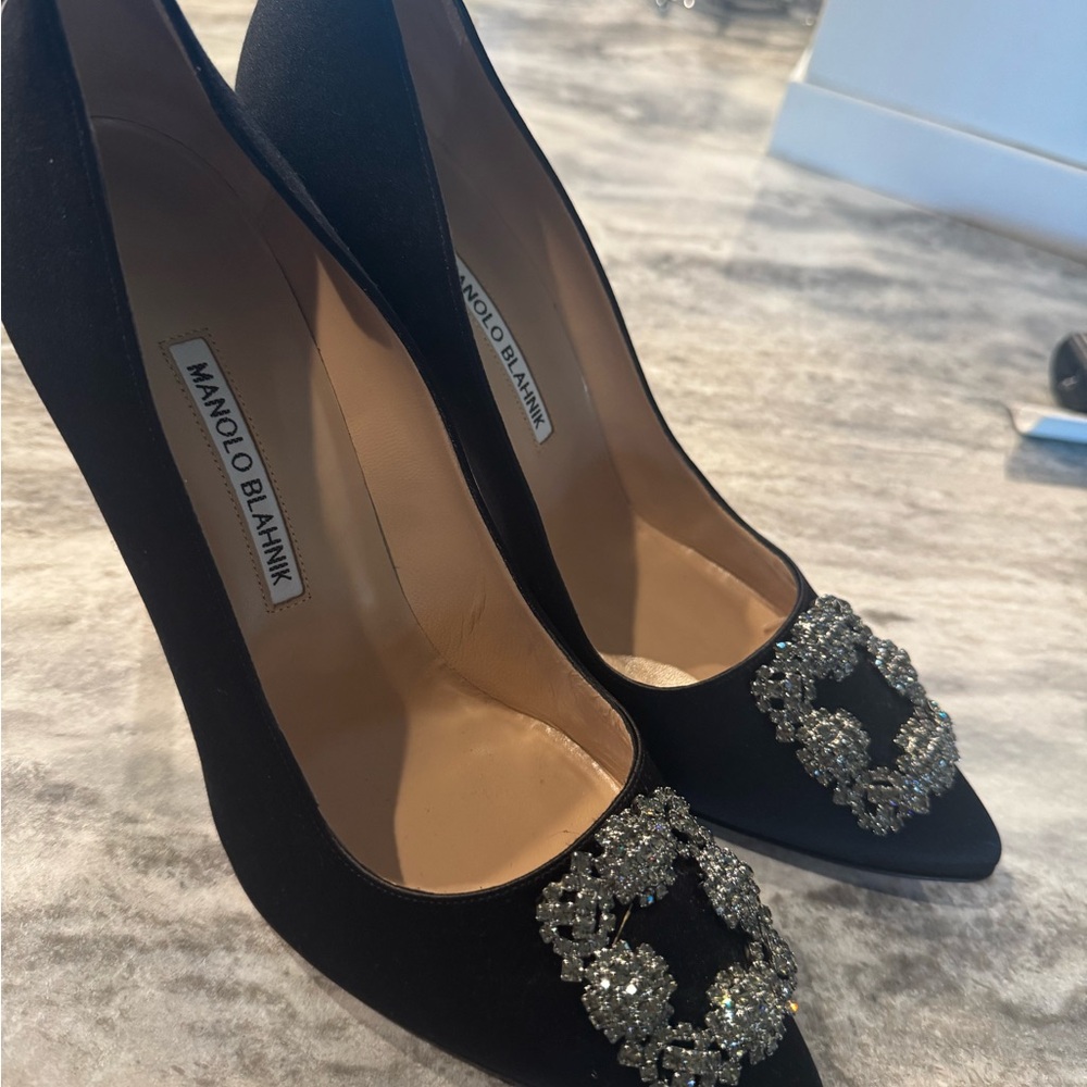 Manolo Blahnik 105 Hangisi Satin Black Pump